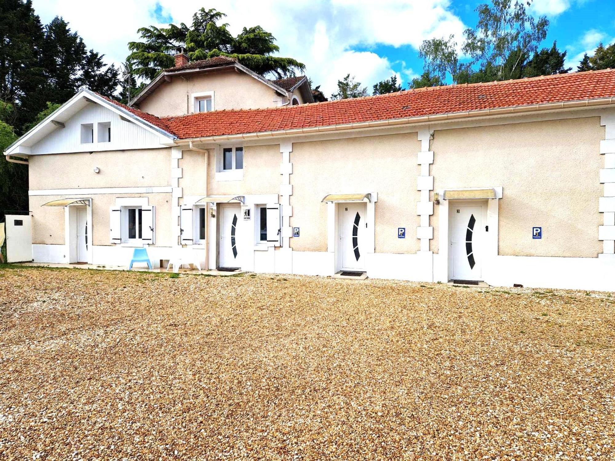 02 - Tres Joli 2 Pieces Avec 3 Lits Pouvant Accueillir Jusqu'A 5 Personnes, Situe Au Rdc Avec Entree Independante, Une Place De Parking Reservee Devant L'Entree Et Terrasse Sur L'Arriere Donnant Sur Parc Arbore, Tout Le Linge De Maison Est Fourni Razac-sur-lʼIsle Exterior foto